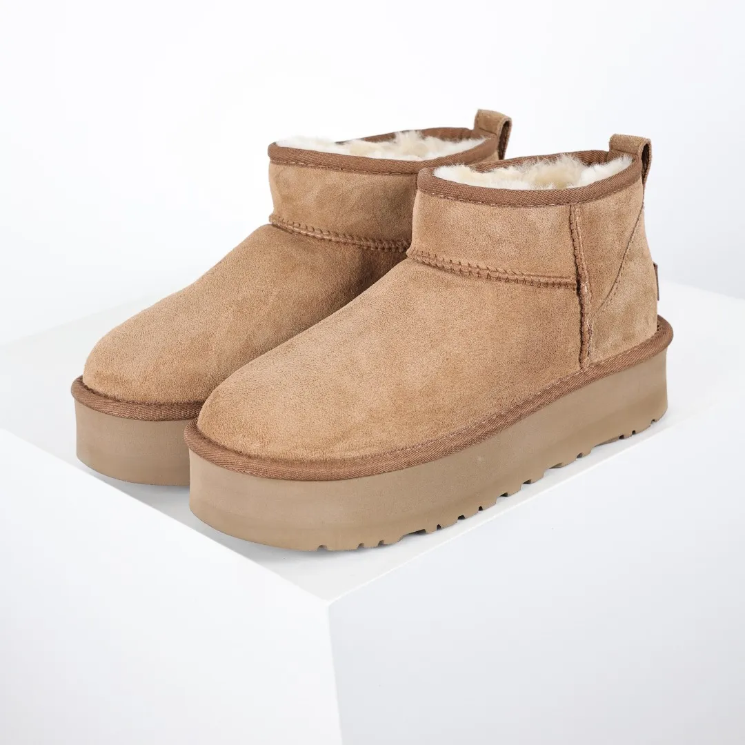 Pick up locally 💰560 The core recommendation is good price UGG Thick-soled short style Zhou Dongyu Same style series Xiaohongshu hot model Henan Longfeng leather production Sheepskin and wool integrated Top quality in the market 2-3 cm cashmere insole to keep warm in winter and suitable for home use UUG has launched a style series in the new year, partially skewed towards the preferences of young consumers, and has also been at the forefront of fashion trends. Shoe body material Water-repellent coated suede upper 17mm UGGPURE™ implanted wool insole Lightweight non-slip comfortable rubber outsole With brand LOGO Trademark Comes with full packaging Size: 35 36 37 38 39 40